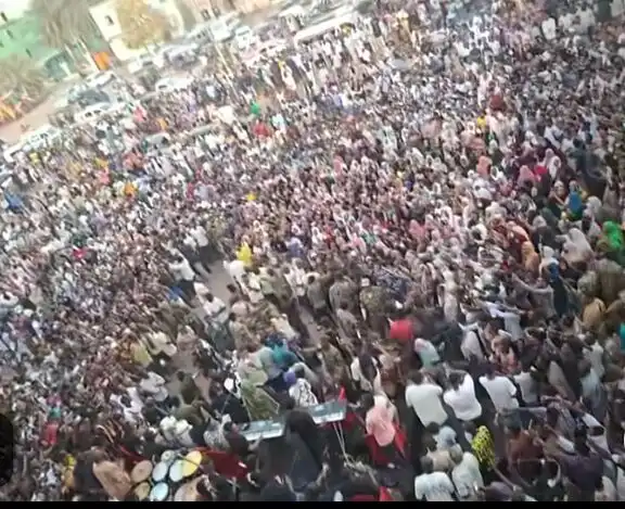 الفنانة إيمان الشريف تعيد الابتسامة للخرطوم والجمهور يرد: “شكراً”.