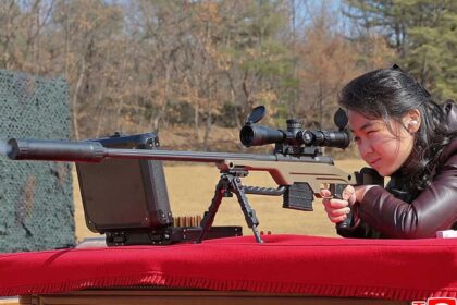 كوريا الشمالية تنشر صورة نادرة لابنة كيم في ميدان الرماية
