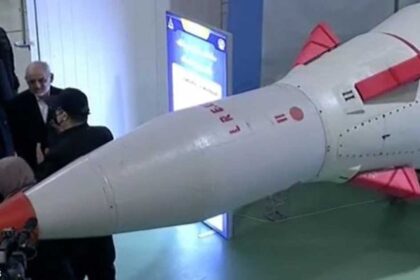 ما هي أنواع صواريخ إيران الباليستية وقدراتها؟