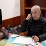 خريطة وكتاب.. صورة نتنياهو الوحيدة منذ الحرب تثير التساؤل