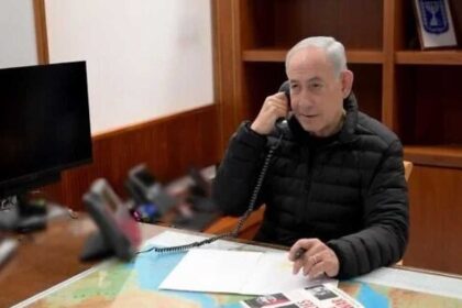 خريطة وكتاب.. صورة نتنياهو الوحيدة منذ الحرب تثير التساؤل