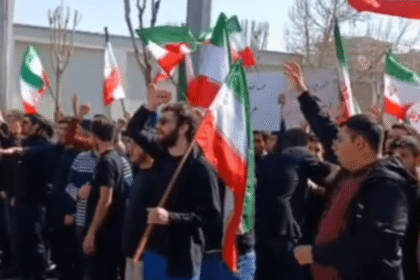 طلاب إيرانيون يهتفون بشعارات "مناهضة للقيادة" في طهران