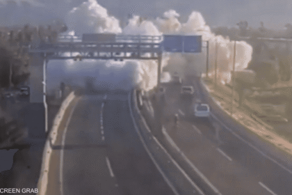 فيديو.. "كارثة" على طريق سريع بعد انفجار شاحنة غاز