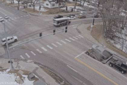 فيديو.. انهيار أرضي "مفاجئ" يبتلع سيارتين في مدينة أميركية