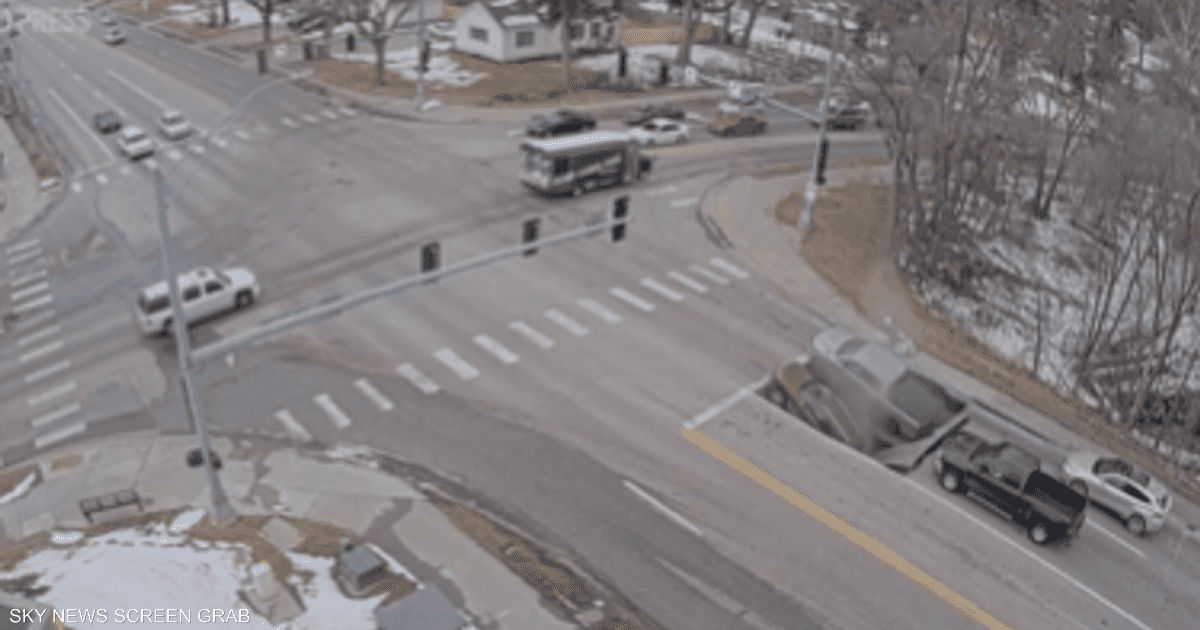 فيديو.. انهيار أرضي "مفاجئ" يبتلع سيارتين في مدينة أميركية