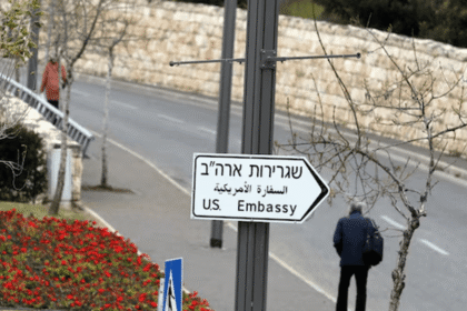 السفارة الأميركية تحث موظفيها وأسرهم على مغادرة إسرائيل