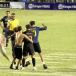 فيديو.. ميسي يسقط أرضا بعد اقتحام مشجعين الملعب