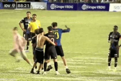 فيديو.. ميسي يسقط أرضا بعد اقتحام مشجعين الملعب