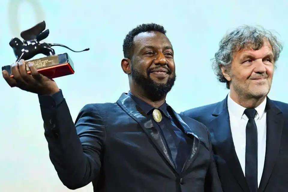 الفيلم السوداني “كارت أزرق” ينسحب من مهرجان في برلين بسبب التأشيرة