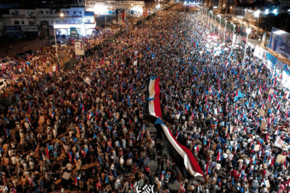 مليونية في عدن تؤكد دعم الزبيدي وترفض إقصاء "الانتقالي"