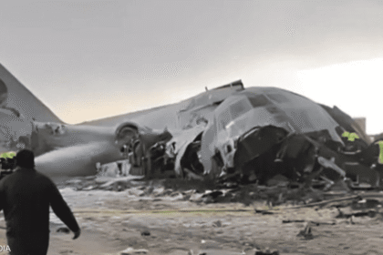 فيديو.. تحطم طائرة عسكرية محملة بالنقود في بوليفيا