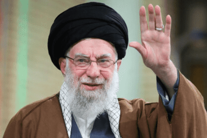 مسؤول إسرائيلي: خامنئي وبزشكيان هدف للضربات