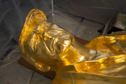 "نزاع مالي" يوقف العمل على تمثال ترامب الذهبي