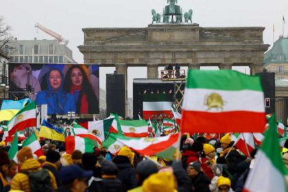 آلاف الإيرانيين يتظاهرون في العاصمة الألمانية