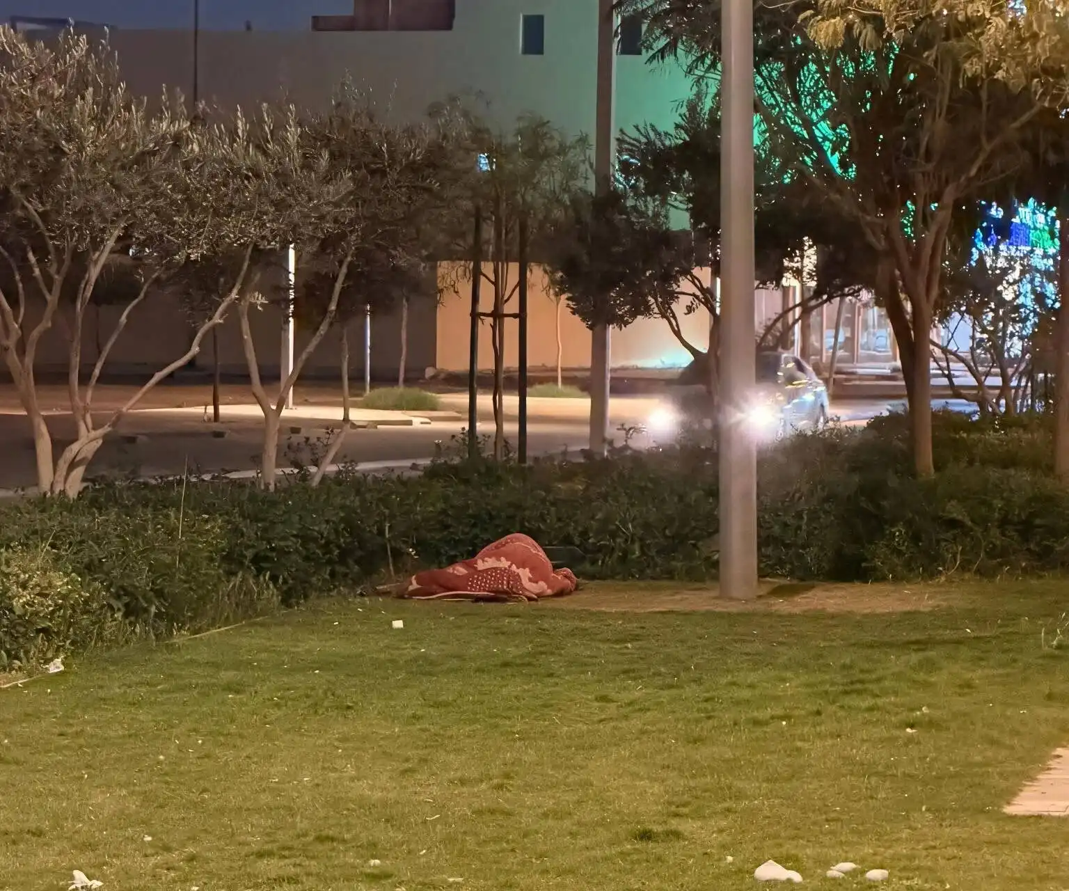 قصة مؤثرة لشاب سوداني يفترش الطريق منزلًا في العاصمة الرياض