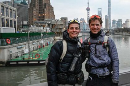 من فرنسا إلى الصين مشياً.. نهاية سعيدة لمغامرة صديقين