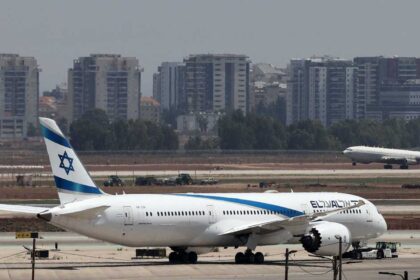 اشتباه بـ"حادث أمني".. طائرة تعود لإسرائيل بعد رسالة تهديد
