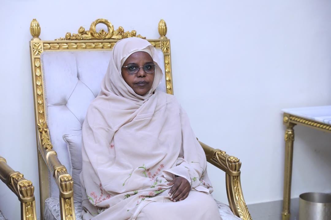 تفاصيل واقعة دفعت عضو مجلس السيادة إلى ضرب الطاولة براحة يدها وفصل مسؤول كبير