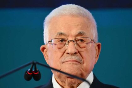 عباس يقر نشر مسودة دستور دولة فلسطين "المؤقت"