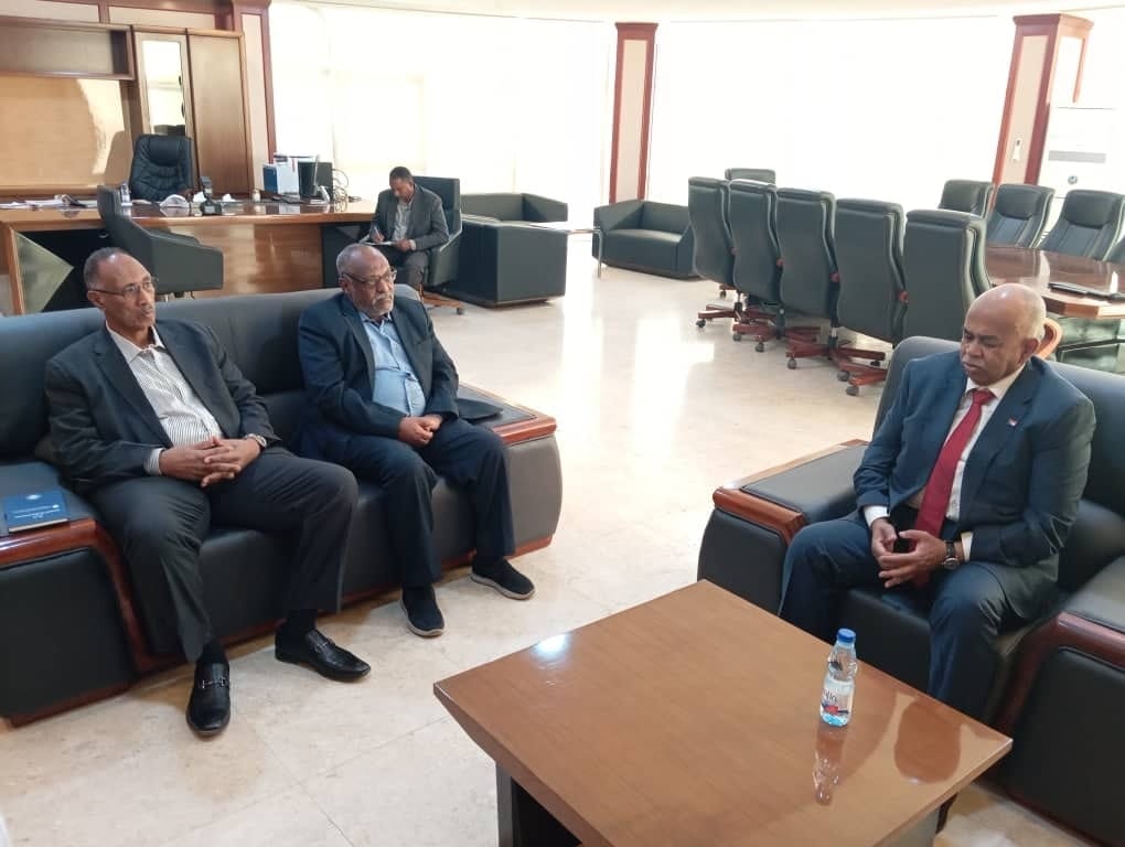 وزير الطاقة يجتمع بشركات الكهرباء ويصدر أوامر مهمة