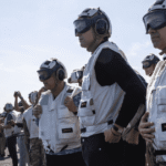 قرب إيران.. زيارة أميركية رفيعة لحاملة الطائرات "لينكولن"