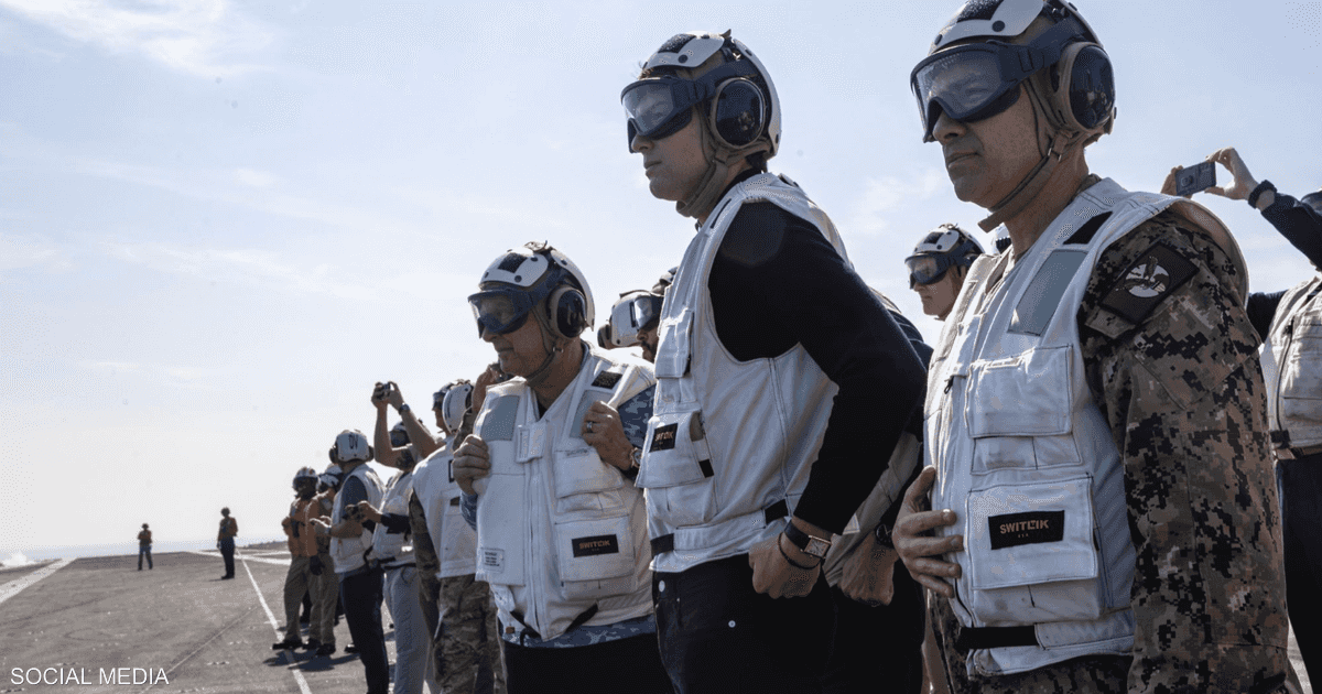 قرب إيران.. زيارة أميركية رفيعة لحاملة الطائرات "لينكولن"