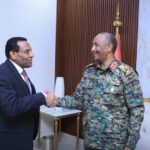 رئيس الوزراء يعتذر لموظفة أراضي الخرطوم ويلغي قرار فصلها