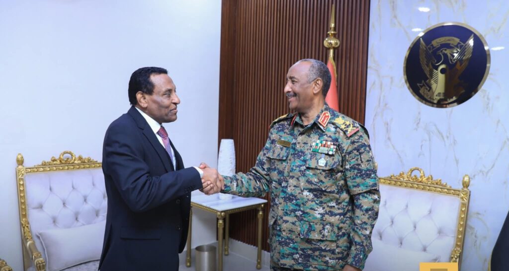 رئيس الوزراء يعتذر لموظفة أراضي الخرطوم ويلغي قرار فصلها