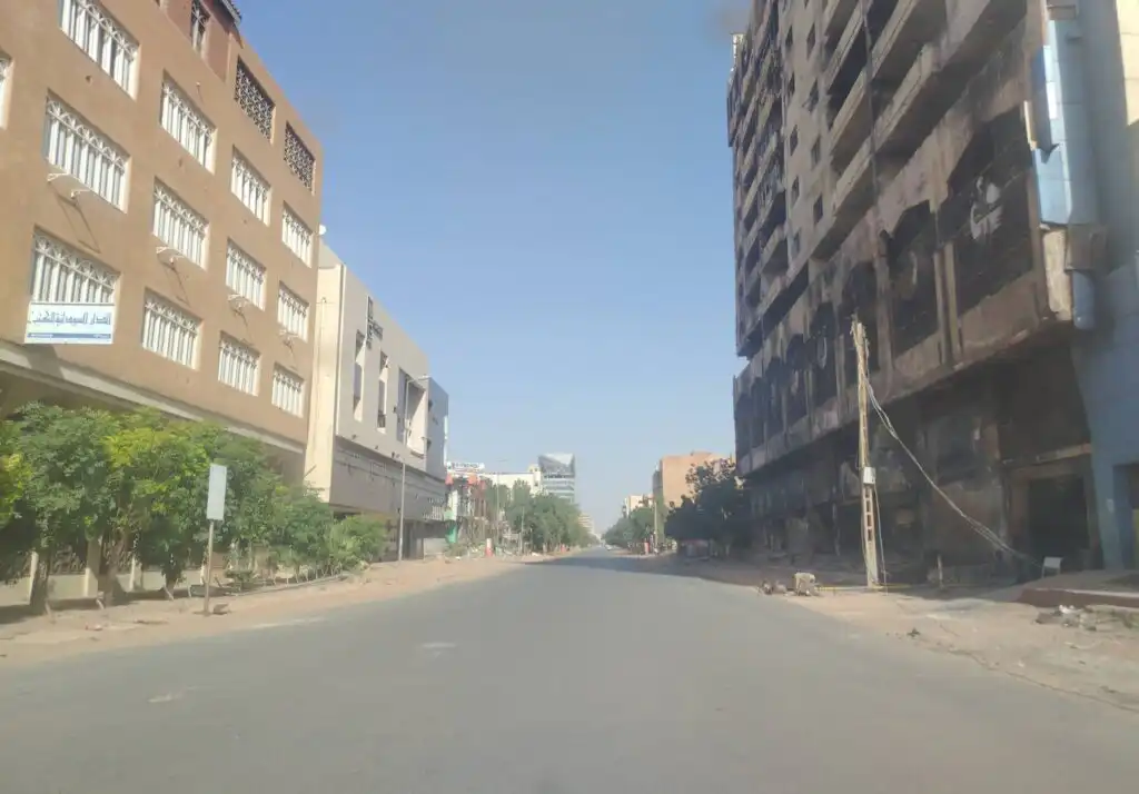 رجل أعمال سوداني عاد إلى الخرطوم يصدم المواطنين: “لا ترجعوا والجاي أكعب”