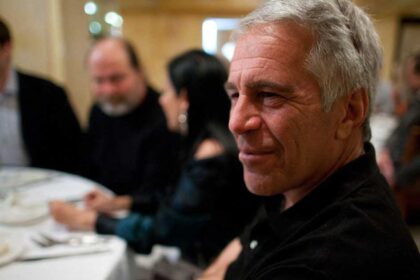 مكالمة قديمة تعيد الجدل..هل كان ترامب على علم بجرائم إبستين؟