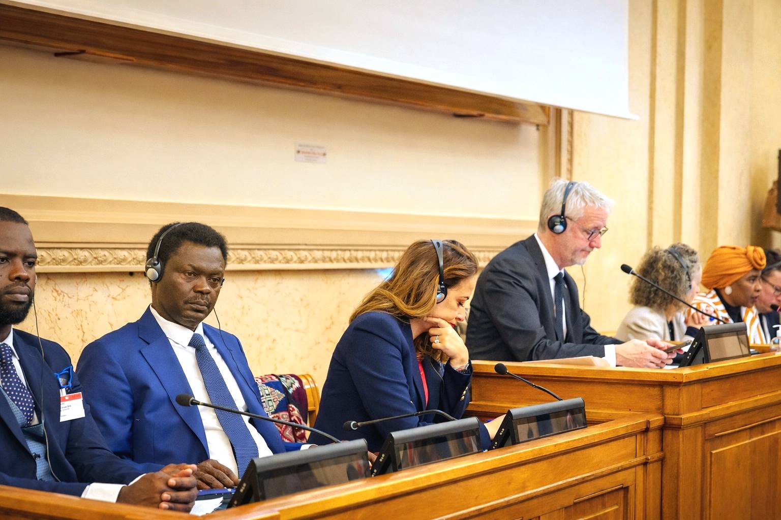 مناوي يبلغ البرلمان الفرنسي شروط السلام والعملية السياسية