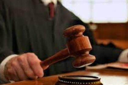 وكيل نيابة أمن الدولة يتعرض إلى الضرب المبرح في ساحة المحكمة