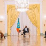 طريقة جلوس أبي أحمد في لقاء وزير الخارجية السعودي تثير الغضب والجدل