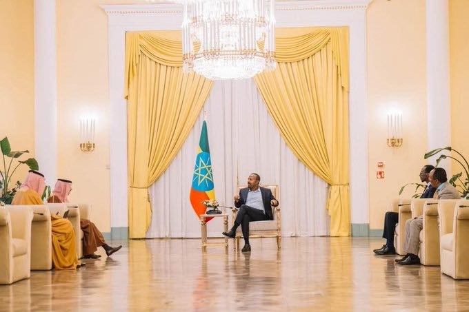 طريقة جلوس أبي أحمد في لقاء وزير الخارجية السعودي تثير الغضب والجدل