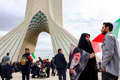 فيديو.. زلة لسان مراسل تطيح بمدير في قناة إيرانية