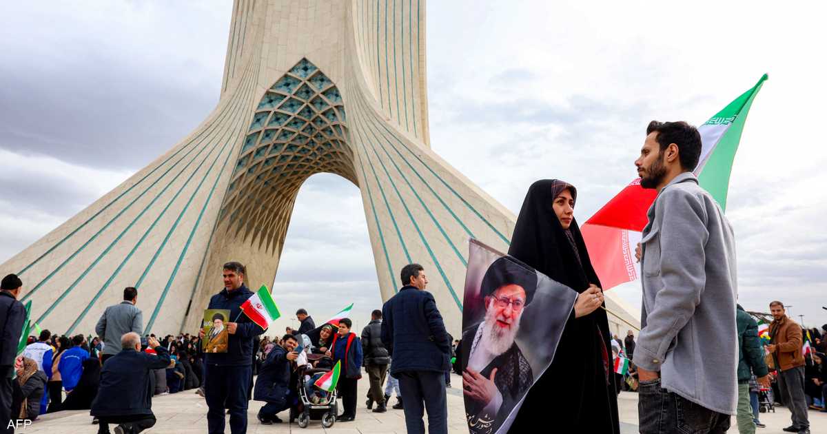 فيديو.. زلة لسان مراسل تطيح بمدير في قناة إيرانية