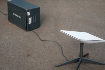 تقرير: إدارة ترامب "هرّبت" آلاف محطات ستارلينك إلى إيران