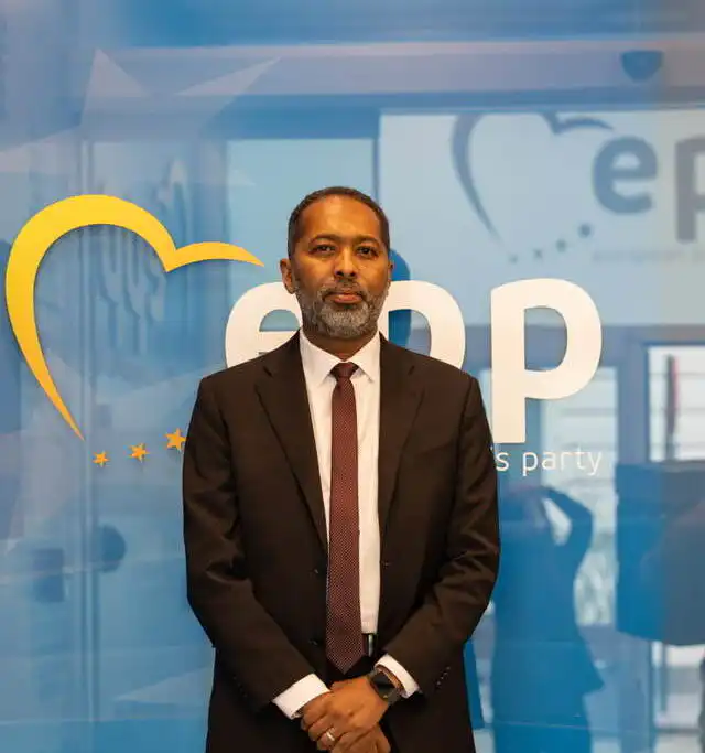 خالد سلك يثير الجدل بتصريحات في الاتحاد الأوروبي