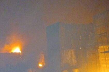 حريق هائل في مصنعين في الخرطوم