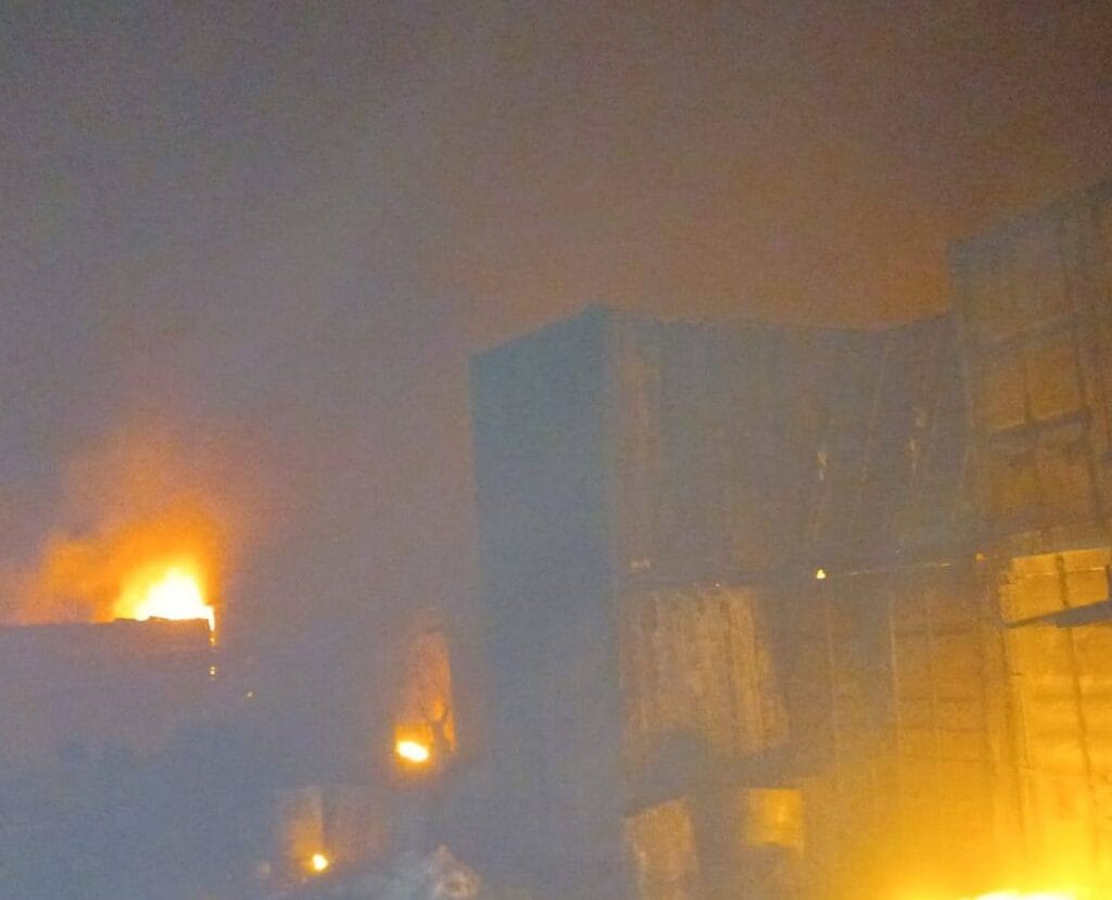 حريق هائل في مصنعين في الخرطوم