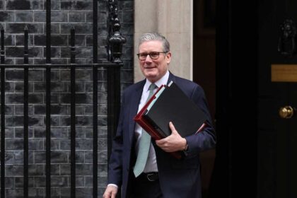 ستارمر يعتزم مطالبة أوروبا بتقليل الاعتماد على واشنطن عسكريا