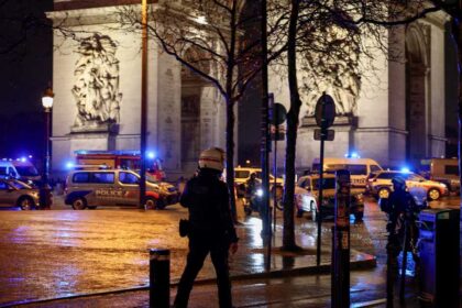 هجوم بسكين قرب قوس النصر في باريس.. وفتح تحقيق "عاجل"