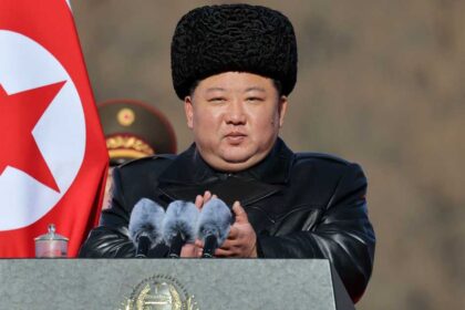 زعيم كوريا الشمالية يشيد بجنوده الذين يقاتلون لصالح روسيا