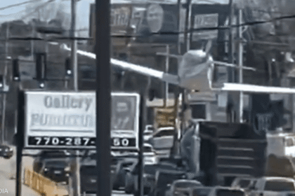 فيديو.. هبوط اضطراري لطائرة وسط شارع مزدحم