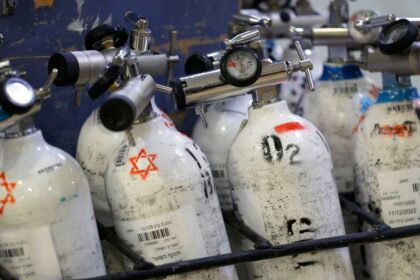 بعد واقعة السيدتين.. ذعر في إسرائيل بسبب "أسطوانات الأكسجين"