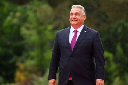 زيلينسكي يسخر من "بطن" رئيس وزراء هنغاريا في مؤتمر ميونيخ