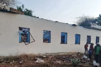 سرب من المسيرات يهاجم الأبيض وتدمير مدرسة في قيسان