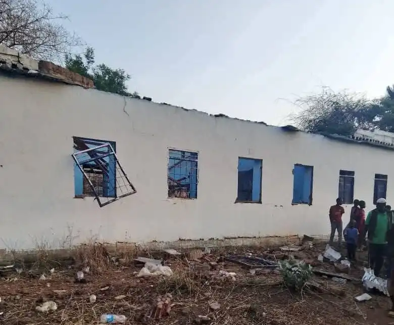 سرب من المسيرات يهاجم الأبيض وتدمير مدرسة في قيسان