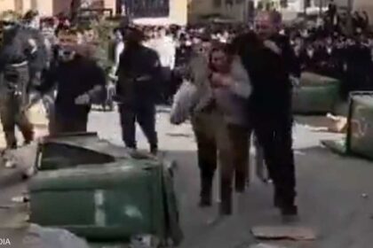 فيديو.. مطاردة جنديتين إسرائيليتين في الشارع والشرطة تنقذهما