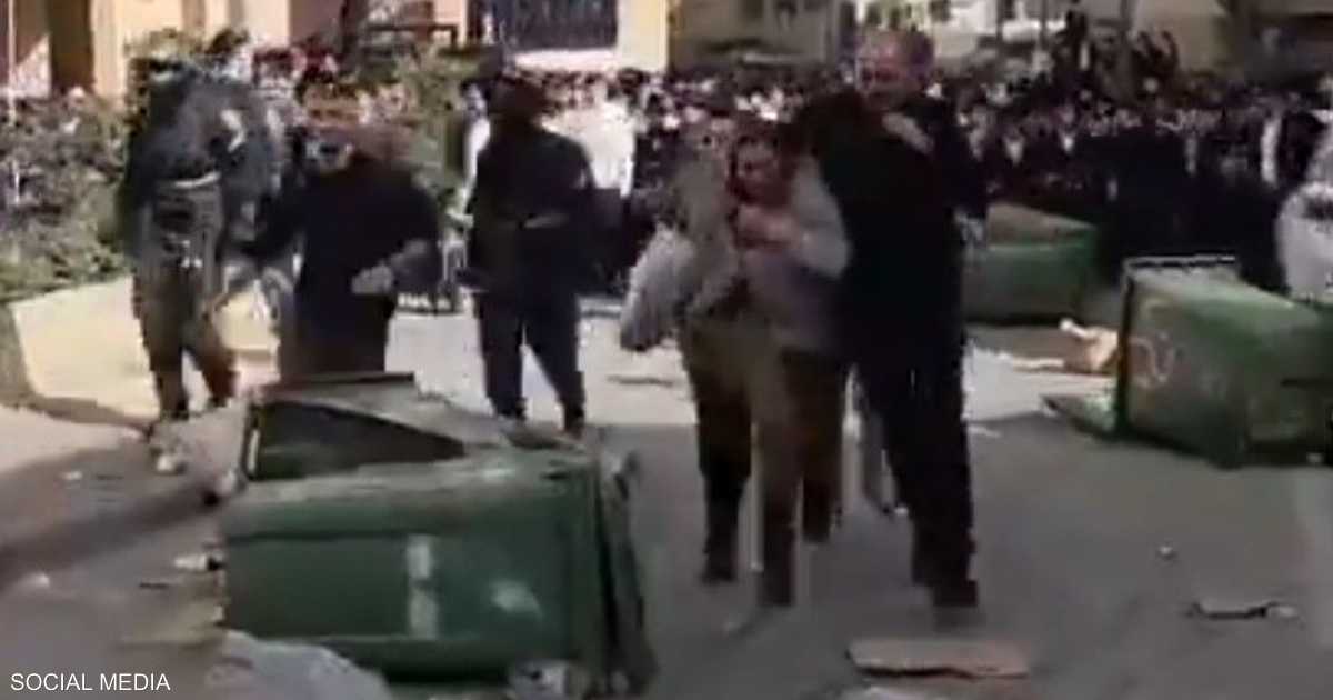 فيديو.. مطاردة جنديتين إسرائيليتين في الشارع والشرطة تنقذهما